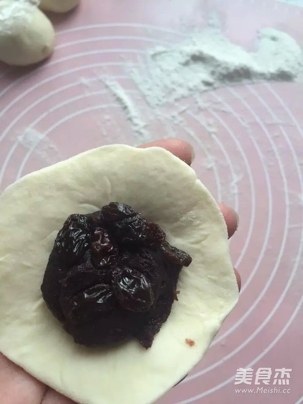 萌哒哒~寿<a href=/shicai/guopin/Tao/index.html target=_blank><u>桃</u></a>馒头的做法