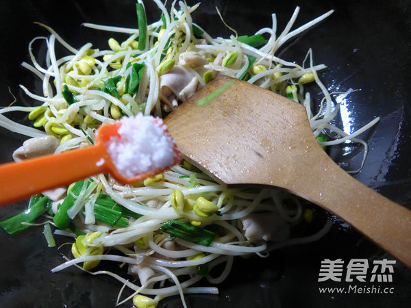 <a href=/shicai/rouqin/E/index.html target=_blank><u>鹅</u></a>肠炒<a href=/shicai/shucai/HuangDouYa/index.html target=_blank><u><a href=/shicai/mimian/HuangDou/index.html target=_blank><u>黄豆</u></a>芽</u></a>的做法