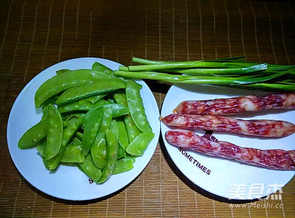腊肠炒<a href=/shicai/shucai/HeLanDou/index.html target=_blank><u>荷兰豆</u></a>的做法