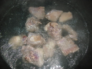 <a href=/shicai/rouqin/YaTui/index.html target=_blank><u>鸭腿</u></a>烧<a href=/shicai/shucai/ChunSun/index.html target=_blank><u>春笋</u></a>