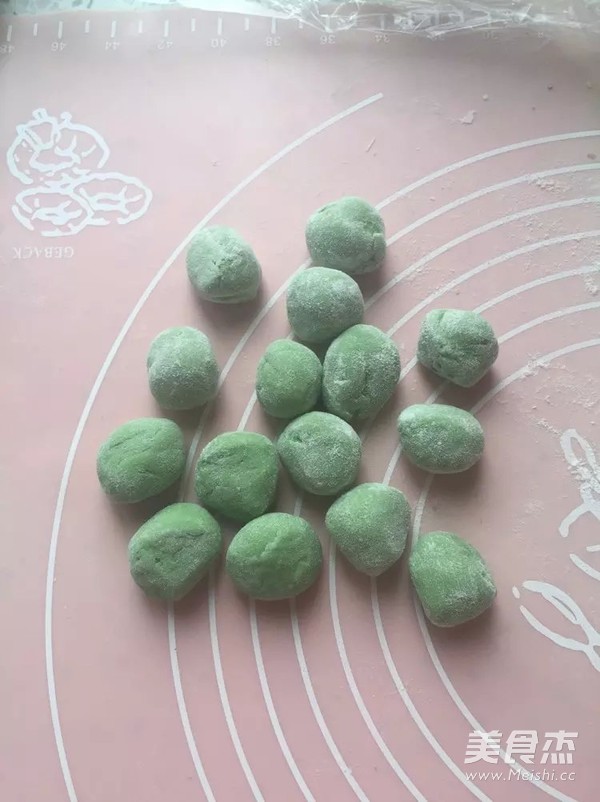 萌哒哒~寿<a href=/shicai/guopin/Tao/index.html target=_blank><u>桃</u></a>馒头的做法