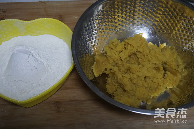 吃不够的椰香<a href=/shicai/shucai/HongShu/index.html target=_blank><u>红薯</u></a>球的做法