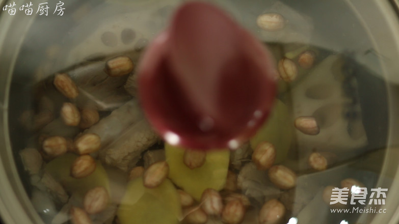 <a href=/shicai/shucai/LianOu/index.html target=_blank><u>莲<a href=/shicai/shucai/Ou/index.html target=_blank><u>藕</u></a></u></a><a href=/shicai/guopin/HuaSheng/index.html target=_blank><u>花生</u></a><a href=/shicai/rouqin/PaiGu/index.html target=_blank><u>排骨</u></a>汤的做法