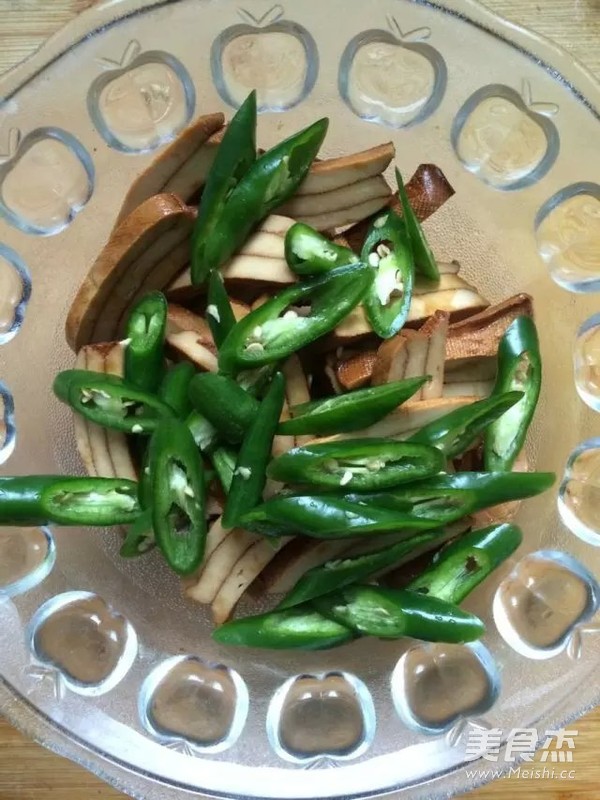凉拌<a href=/shicai/mimian/XiangGan/index.html target=_blank><u>香干</u></a>的做法