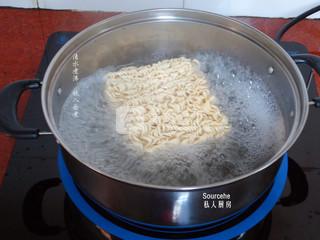 金针菇<a href=/shicai/shucai/XiHongShi/index.html target=_blank><u>西红柿</u></a>面