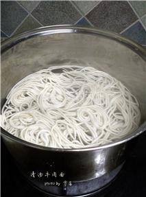 清汤<a href=/shicai/rouqin/NiuRou/index.html target=_blank><u>牛肉</u></a>面