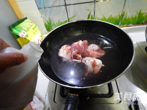 <a href=/shicai/shucai/XiHongShi/index.html target=_blank><u>西红柿</u></a><a href=/shicai/shucai/ShanYao/index.html target=_blank><u>山药</u></a>大骨汤的做法