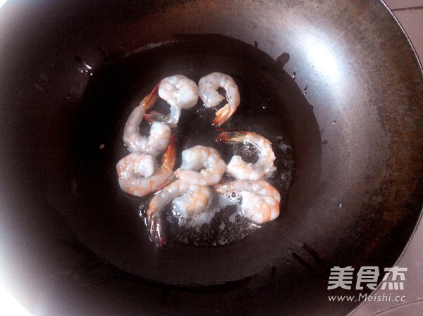<a href=/shicai/shucai/XiHuLu/index.html target=_blank><u>西葫芦</u></a>炒虾仁的做法