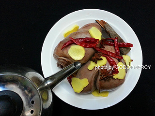 蒸着吃的卤<a href=/shicai/rouqin/ZhuXin/index.html target=_blank><u>猪心</u></a>