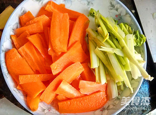 <a href=/shicai/shucai/HuLuoBo/index.html target=_blank><u>胡<a href=/shicai/shucai/LuoBo/index.html target=_blank><u>萝卜</u></a></u></a>马蹄炒肉的做法