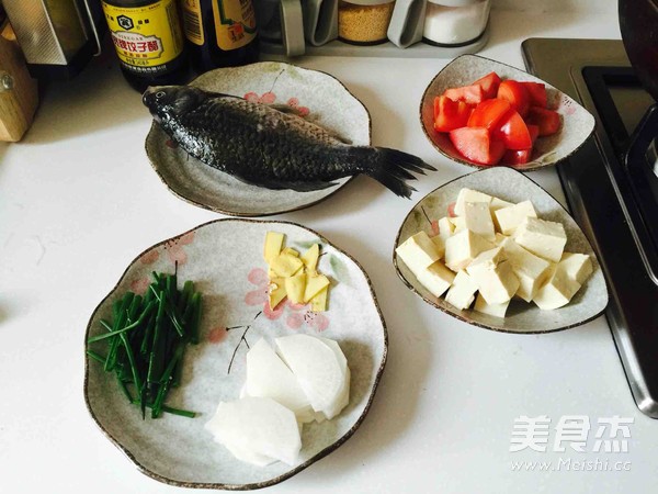 番茄鲫<a href=/shicai/shuichanpin/YuDoufu/index.html target=_blank><u>鱼<a href=/shicai/mimian/DouFu/index.html target=_blank><u>豆腐</u></a></u></a>汤的做法