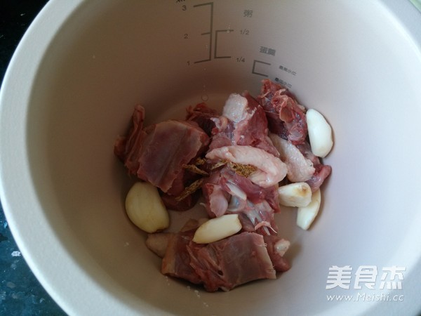 <a href=/shicai/guopin/LiZi/index.html target=_blank><u>栗子</u></a>麻鸭汤的做法