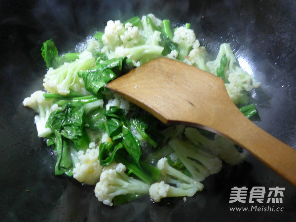 <a href=/shicai/shucai/YouCai/index.html target=_blank><u>油菜</u></a>蕻炒<a href=/shicai/shucai/HuaCai/index.html target=_blank><u>花菜</u></a>的做法