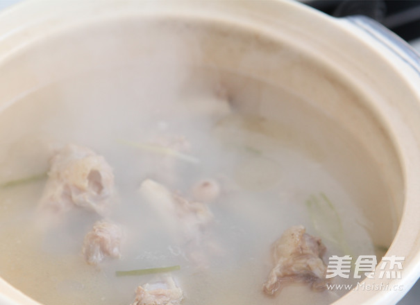 <a href=/shicai/rouqin/YangRou/index.html target=_blank><u>羊肉</u></a><a href=/shicai/mimian/FenSi/index.html target=_blank><u>粉丝</u></a>汤的做法