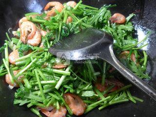 鲜虾炒<a href=/shicai/shucai/TongHao/index.html target=_blank><u>茼蒿</u></a>