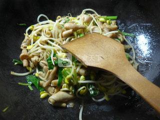 <a href=/shicai/rouqin/E/index.html target=_blank><u>鹅</u></a>肠炒<a href=/shicai/shucai/HuangDouYa/index.html target=_blank><u><a href=/shicai/mimian/HuangDou/index.html target=_blank><u>黄豆</u></a>芽</u></a>