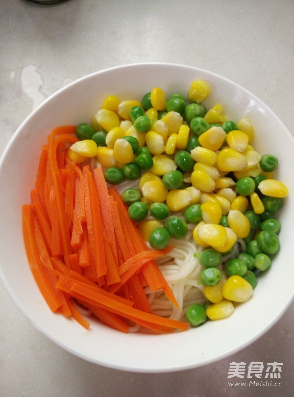 #香雪面粉#<a href=/shicai/mimian/YuMi/index.html target=_blank><u>玉米</u></a><a href=/shicai/shucai/WanDou/index.html target=_blank><u>豌豆</u></a>葱香面的做法