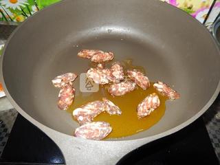 腊肠炒<a href=/shicai/mimian/YuMi/index.html target=_blank><u>玉米</u></a><a href=/shicai/mimian/MianTiao/index.html target=_blank><u>面条</u></a>