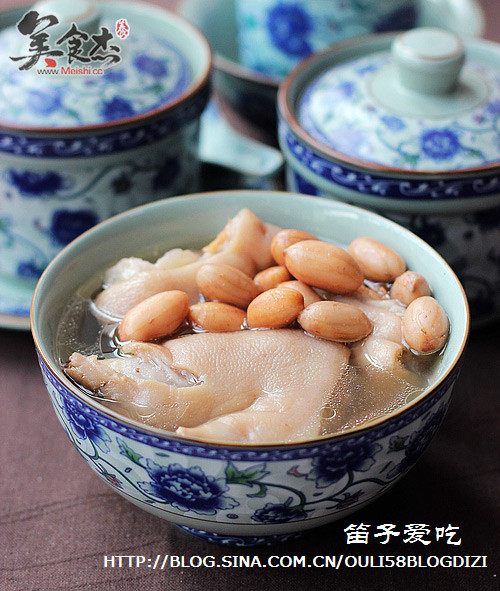 <a href=/shicai/rouqin/ZhuTi/index.html target=_blank><u>猪蹄</u></a><a href=/shicai/guopin/HuaSheng/index.html target=_blank><u>花生</u></a>汤AT.jpg