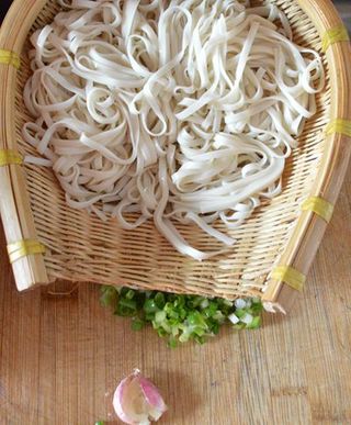 <a href=/shicai/rouqin/JiDan/index.html target=_blank><u>鸡蛋</u></a><a href=/shicai/shucai/ShengCai/index.html target=_blank><u>生菜</u></a>炒<a href=/shicai/mimian/GuaMian/index.html target=_blank><u>挂面</u></a>