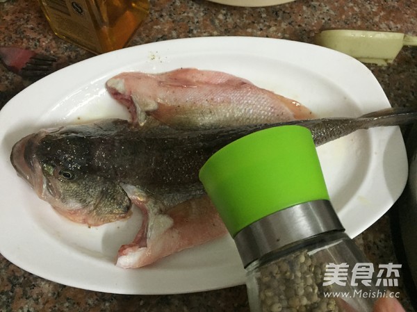 <a href=/shicai/shuichanpin/LuYu/index.html target=_blank><u>鲈鱼</u></a>怎么做好吃——蒜香<a href=/shicai/shuichanpin/LuYu/index.html target=_blank><u>鲈鱼</u></a>的做法