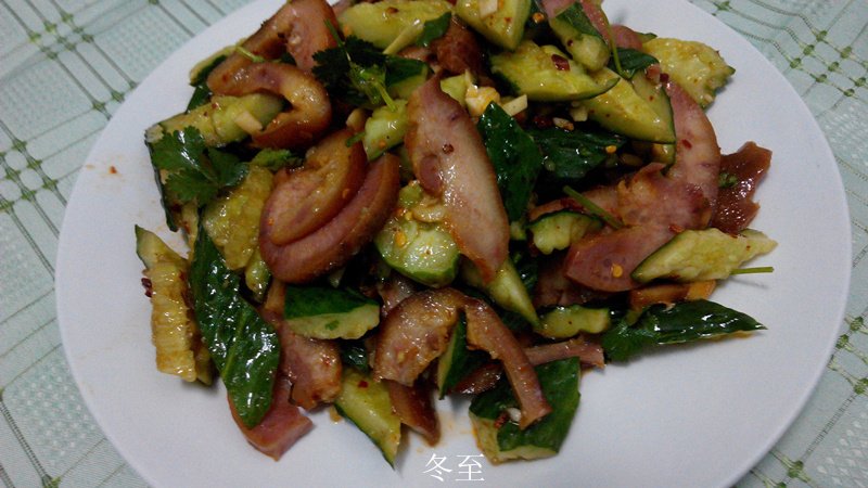 <a href=/shicai/rouqin/ZhuTouRou/index.html target=_blank><u>猪头肉</u></a>拌<a href=/shicai/shucai/HuangGua/index.html target=_blank><u>黄瓜</u></a>