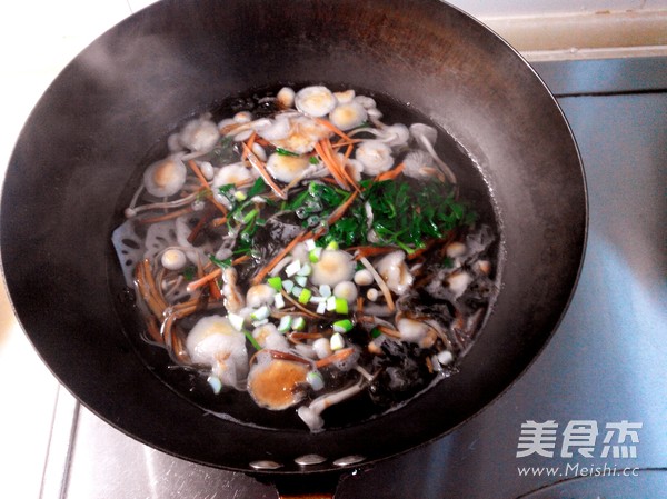 金针<a href=/shicai/shucai/LianOu/index.html target=_blank><u>莲<a href=/shicai/shucai/Ou/index.html target=_blank><u>藕</u></a></u></a>汤的做法