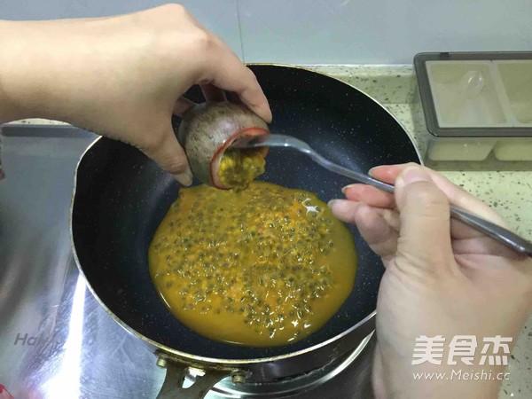 <a href=/shicai/guopin/BaiXiangGuo/index.html target=_blank><u>百香果</u></a>果酱的做法