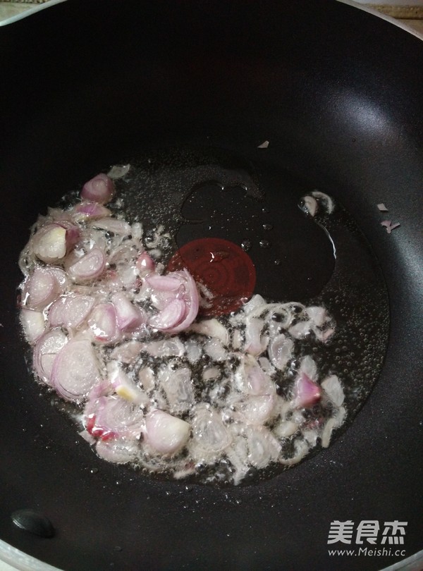 #香雪面粉#<a href=/shicai/mimian/YuMi/index.html target=_blank><u>玉米</u></a><a href=/shicai/shucai/WanDou/index.html target=_blank><u>豌豆</u></a>葱香面的做法