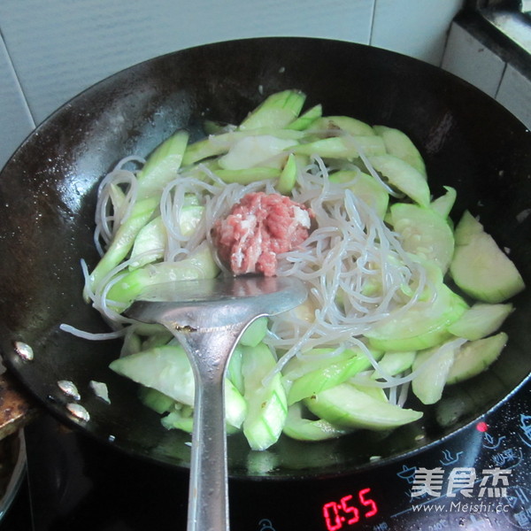 <a href=/shicai/mimian/FenSi/index.html target=_blank><u>粉丝</u></a><a href=/shicai/shucai/SiGua/index.html target=_blank><u>丝瓜</u></a>汤的做法