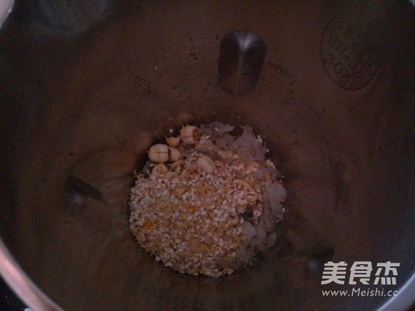 <a href=/shicai/shucai/YinEr/index.html target=_blank><u>银耳</u></a><a href=/shicai/guopin/LianZi/index.html target=_blank><u>莲子</u></a>双米粥的做法