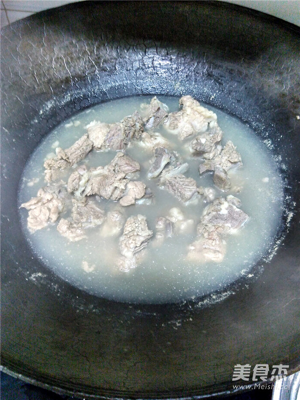 白<a href=/shicai/shucai/LuoBo/index.html target=_blank><u>萝卜</u></a><a href=/shicai/rouqin/PaiGu/index.html target=_blank><u>排骨</u></a>汤的做法