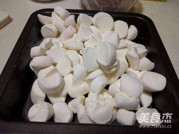 可可<a href=/shicai/guopin/HuaSheng/index.html target=_blank><u>花生</u></a>牛轧糖-棉花糖版的做法