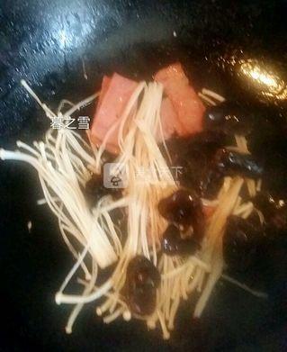 <a href=/shicai/shucai/XiHongShi/index.html target=_blank><u>西红柿</u></a><a href=/shicai/rouqin/PeiGen/index.html target=_blank><u>培根</u></a>什锦面