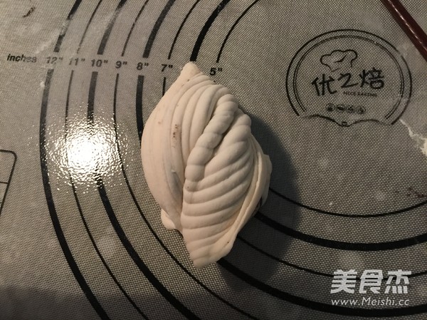 贝壳<a href=/shicai/guopin/HeiZhiMa/index.html target=_blank><u>黑<a href=/shicai/guopin/ZhiMa/index.html target=_blank><u>芝麻</u></a></u></a>花卷的做法