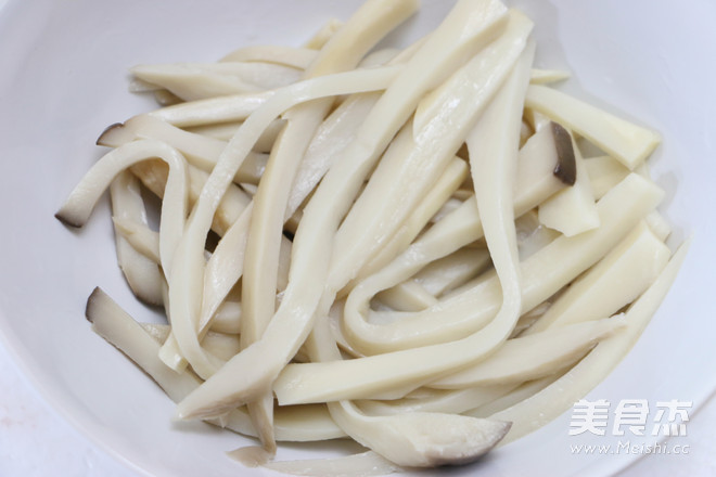 手撕<a href=/shicai/shucai/XingBaoGu/index.html target=_blank><u><a href=/shicai/guopin/Xing/index.html target=_blank><u>杏</u></a>鲍菇</u></a>的做法