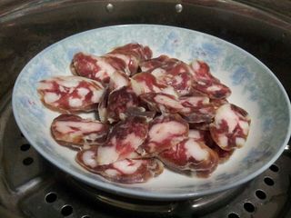 <a href=/shicai/shucai/LuHao/index.html target=_blank><u>芦蒿</u></a>炒<a href=/shicai/rouqin/XiangChang/index.html target=_blank><u>香肠</u></a>