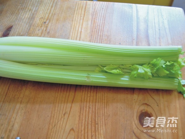 <a href=/shicai/shucai/XiQin/index.html target=_blank><u>西芹</u></a>炒<a href=/shicai/shucai/BaiHe/index.html target=_blank><u>百合</u></a>的做法