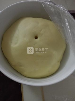 酥皮<a href=/shicai/guopin/BoLuo/index.html target=_blank><u>菠萝</u></a>包