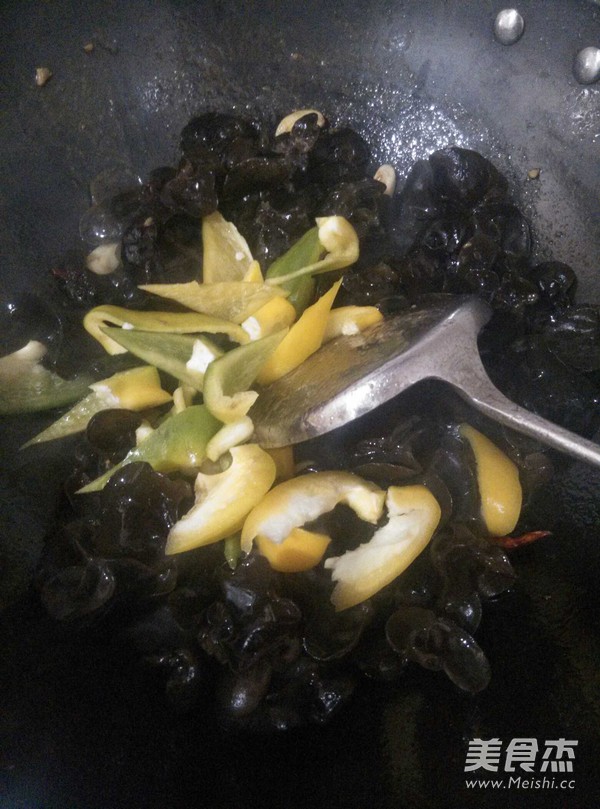 <a href=/shicai/shucai/MuEr/index.html target=_blank><u>木耳</u></a>炒肉丝的做法