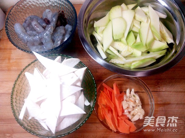 <a href=/shicai/shucai/XiHuLu/index.html target=_blank><u>西葫芦</u></a>炒虾仁的做法