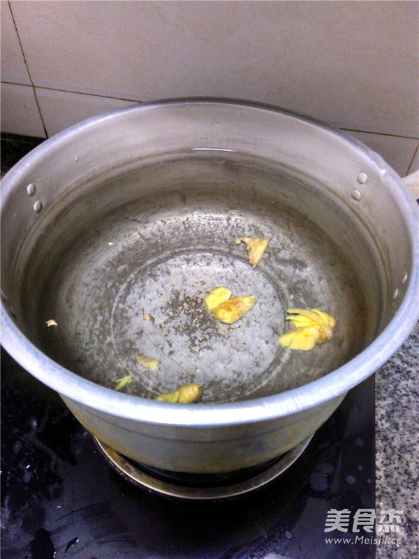 白<a href=/shicai/shucai/LuoBo/index.html target=_blank><u>萝卜</u></a><a href=/shicai/rouqin/PaiGu/index.html target=_blank><u>排骨</u></a>汤的做法