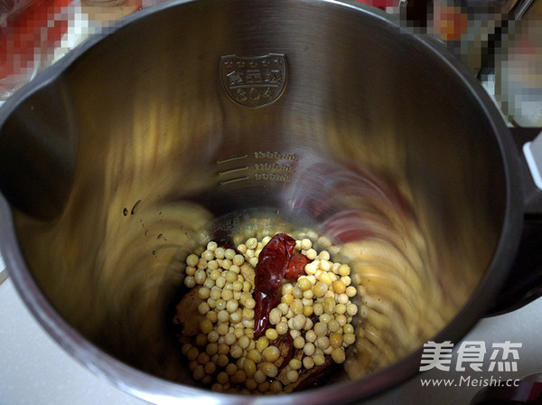 倍浓红<a href=/shicai/guopin/Zao/index.html target=_blank><u>枣</u></a><a href=/shicai/mimian/DouJiang/index.html target=_blank><u>豆浆</u></a>的做法