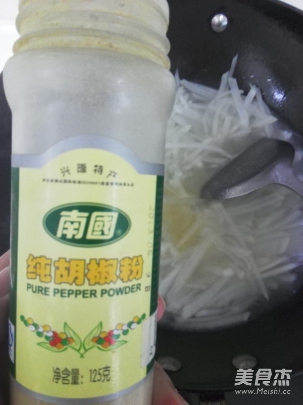 白<a href=/shicai/shucai/LuoBo/index.html target=_blank><u>萝卜</u></a>丝汤的做法