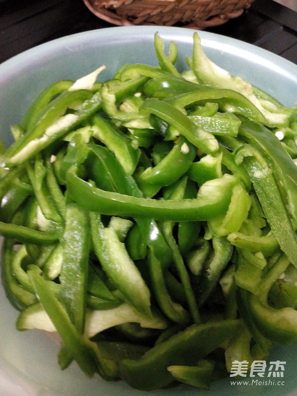 <a href=/shicai/shucai/QingJiao/index.html target=_blank><u>青椒</u></a>炒<a href=/shicai/shuichanpin/ZhangYu/index.html target=_blank><u>章鱼</u></a>的做法