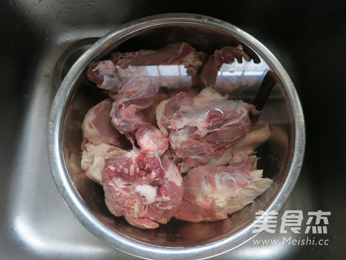 羊大骨清炖<a href=/shicai/shucai/LuoBo/index.html target=_blank><u>萝卜</u></a>汤的做法