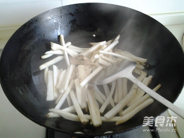 素炒<a href=/shicai/shucai/XingBaoGu/index.html target=_blank><u><a href=/shicai/guopin/Xing/index.html target=_blank><u>杏</u></a>鲍菇</u></a>的做法