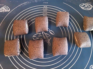 <a href=/shicai/guopin/HeiZhiMa/index.html target=_blank><u>黑<a href=/shicai/guopin/ZhiMa/index.html target=_blank><u>芝麻</u></a></u></a>馒头卷