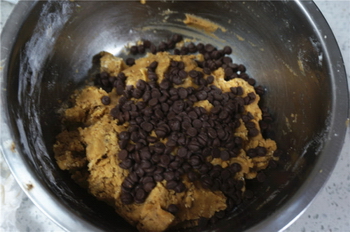 <a href=/shicai/mimian/QiaoKeLi/index.html target=_blank><u>巧克力</u></a>奇普饼干步骤11