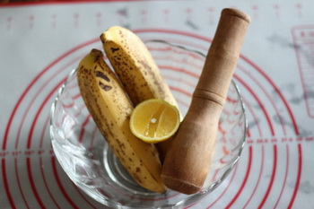 <a href=/shicai/mimian/YuMi/index.html target=_blank><u>玉米</u></a>坚果蛋糕步骤2